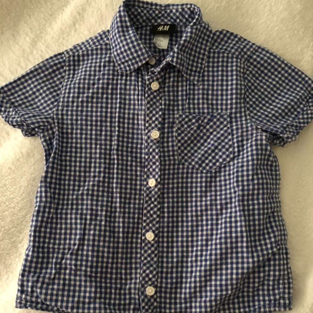 Boys H&M cotton short sleeved button-down shirt.  Blue & white checked. size 5/6